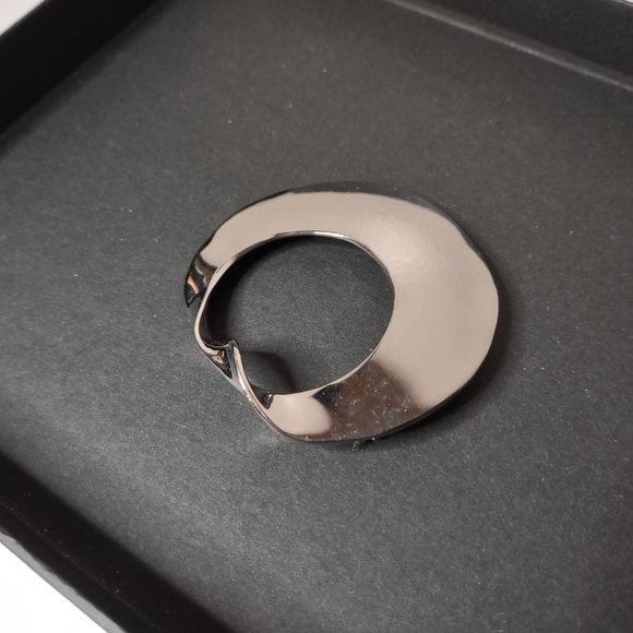 Silver Tone Round Twisted Metal Brooch - Picture 7 of 10